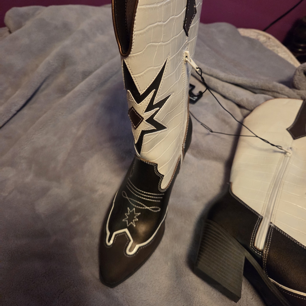 No Boundaries Two-Tone White and Black Western Ankle Boots - Picture 3 of 3